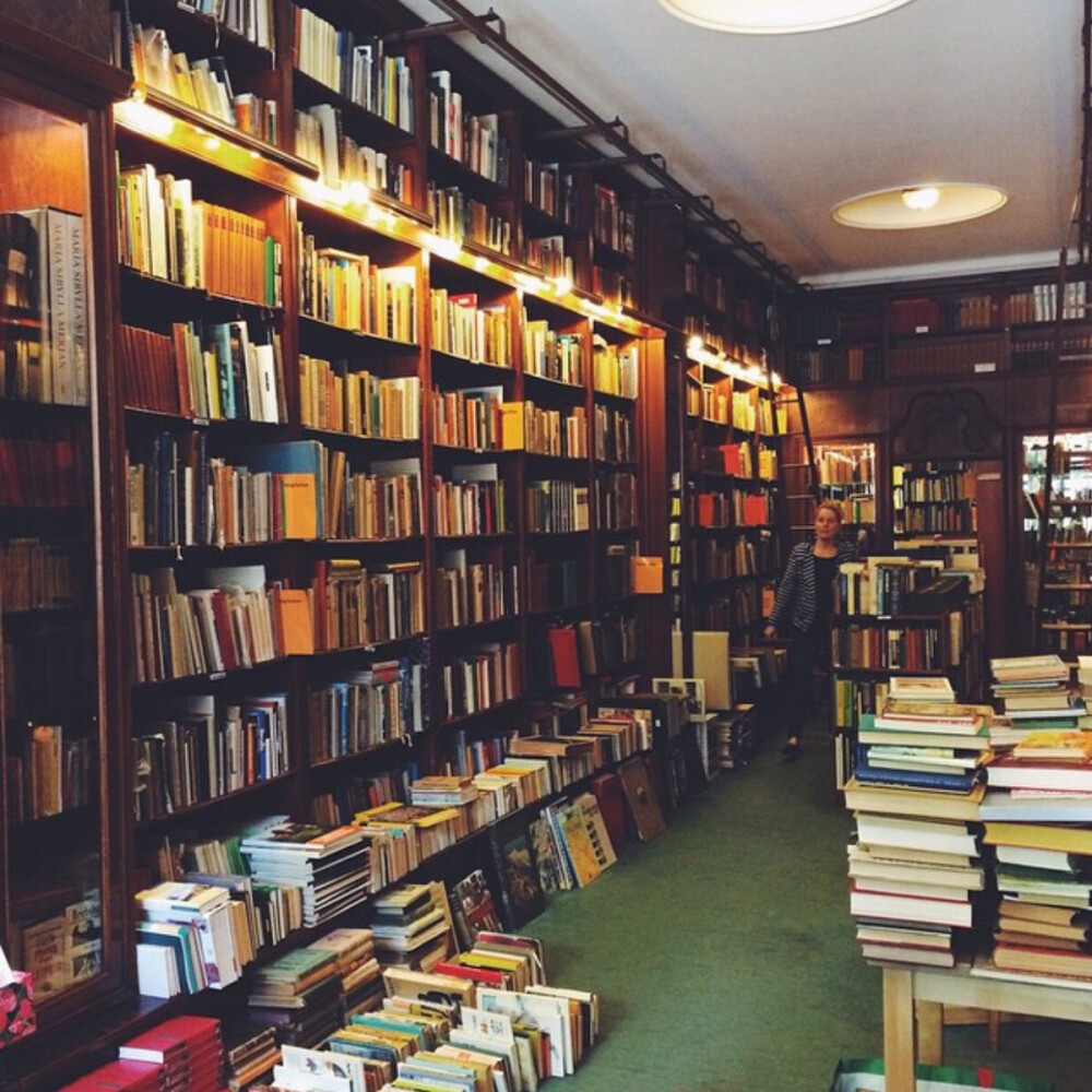 love this beautiful vintage bookstore~