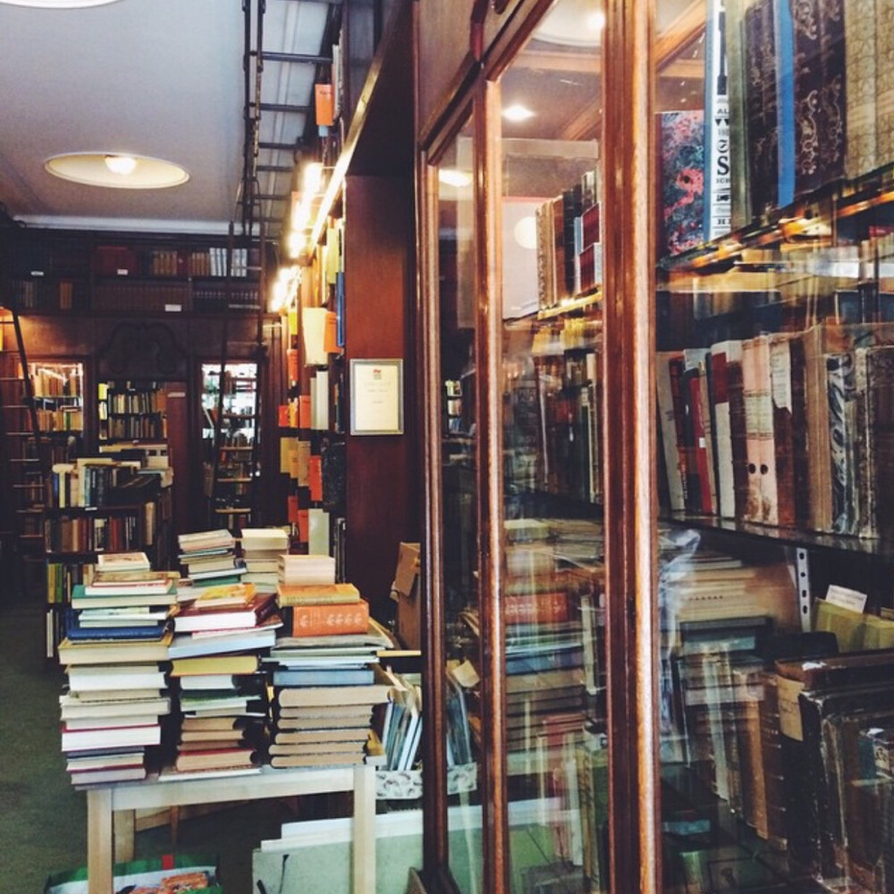 love this beautiful vintage bookstore~