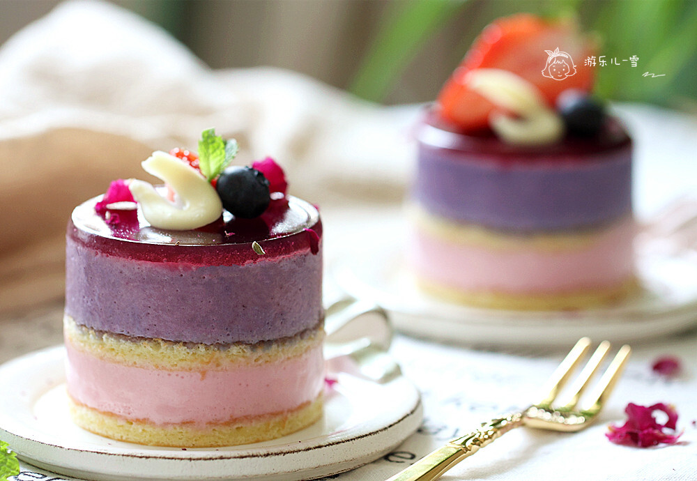 #梦幻双层慕斯# 蓝莓~蛋糕~镜面~
炎热的夏天，冰冰凉的慕斯最是讨喜，一勺下去几层美味，满满莓果香甜。
方子已发。