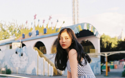 游乐园漂亮女孩电脑壁纸下载