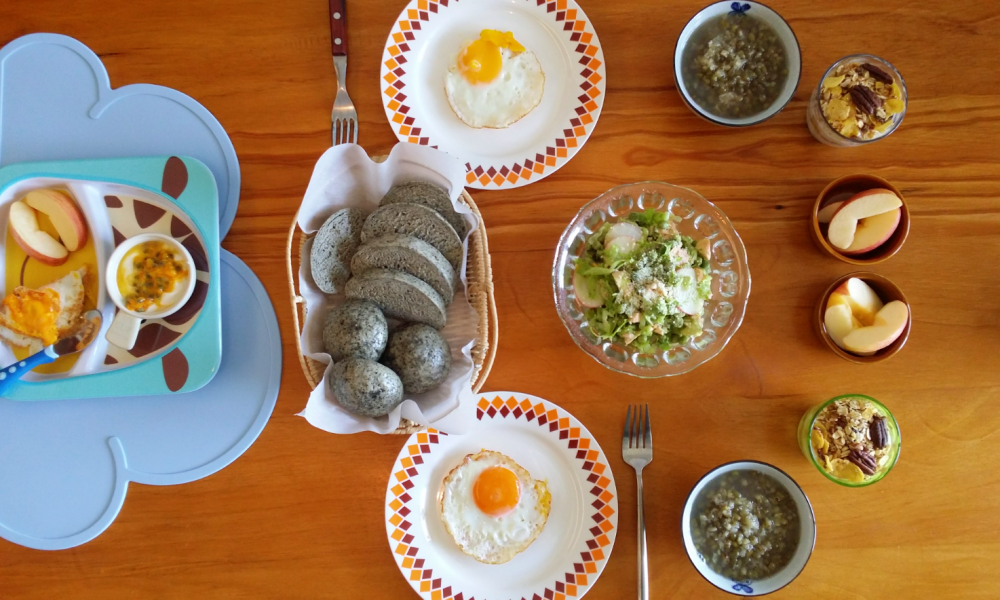 牛奶黑芝麻馒头，沙拉，绿豆沙，酸奶谷物杯 ❤
昨天看主食没有存货了，让哈蜜打了些黑白芝麻粉做了牛奶馒头，香得咧~早上继续拌沙拉，最近是天天拌沙拉吃凉拌的节奏啊，夏天嘛~我们家每星期都会吃一两次绿豆沙，因为经常会煲绿豆水喝，清热祛火，自然有了绿豆沙，哈蜜的最爱~