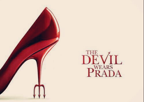 《穿普拉达的女王》 The Devil Wears Prada
是根据劳伦·魏丝伯格（Lauren Weisberger）根据自己的经历写的一部同名畅销小说拍摄而成的电影，由大卫·弗兰科尔执导，梅丽尔·斯特里普，安妮·海瑟薇和艾米莉·布朗特联袂出演。
该片讲述一个刚从学校毕业的女孩子Andrea Sachs 机缘巧合的进了一家顶级时装杂志社给他们的总编当助手期间发生的故事，她从初入职场的迷惑到从自身出发寻找问题的根源最后成为了一个出色的职场与时尚的达人。
影片于2006年6月30日在美国上映。2007年,梅丽尔·斯特里普获得美国金球奖最佳音乐和喜剧片女主角奖；同时，艾米莉·布朗特提名美国金球奖最佳女配角。
别傻了，安吉丽雅，每个人都想要过这种生活。——《穿普拉达的女王》