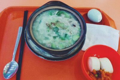 东三的东西虽然有点油，但确实好次啊，十一块钱的粥，老舒服了