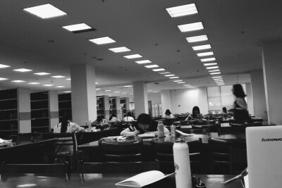 要一年不能去图书馆了，蓝过，不过跟一坨坨吵死人的小情侣说拜拜也是好事……