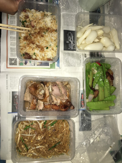 外卖了一家小广东馆子的菜，煲仔饭炒米粉，烧鹅，酸萝卜，香肠腊肉炒双蔬等，还不错