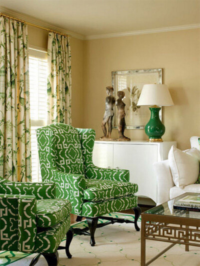 如果觉得墙面背景的绿色太深，可以把沙发和和墙面背景的颜色调换一下，一样也不失怀旧的摩登感觉。