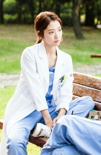 你矜持點坐好么~#樸信惠女神# #Doctors#花絮圖