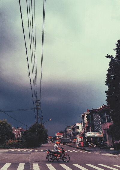 一个人住的好运气就是 暴雨前归家