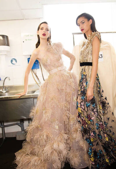 时装影像 / Backstage at Elie Saab Couture Fall 2016. 后台的仙女们~