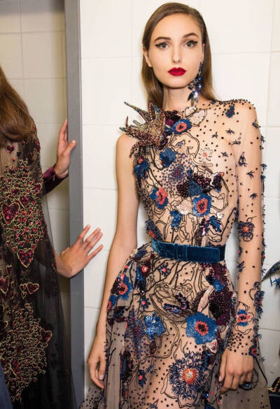 时装影像 / Backstage at Elie Saab Couture Fall 2016. 后台的仙女们~