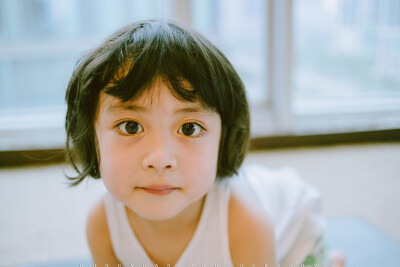 家有小女甜如蜜
摄影：洪小漩
出镜：兔兔、田茹蜜
场地：优+
兔兔问女儿：谁是世界上最美丽的人？
田茹蜜不假思索回答：妈妈！
干脆利落的标准答案，让我忍不住笑出声来。
我说：田茹蜜这个名字真好听，兔兔…