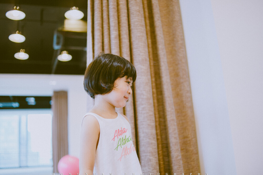 家有小女甜如蜜
摄影：洪小漩
出镜：兔兔、田茹蜜
场地：优+
兔兔问女儿：谁是世界上最美丽的人？
田茹蜜不假思索回答：妈妈！
干脆利落的标准答案，让我忍不住笑出声来。
我说：田茹蜜这个名字真好听，兔兔说：当初老公说了，女儿就叫田茹蜜，要是生个儿子就叫甜不辣。
我大惊。
四周岁的田茹蜜，大大的眼睛，软软的天然卷，说话奶声奶气，简直就像一颗小小的棉花糖。
拍摄过程中，我一遍一遍暗示自己，我是来采访的，不是来拍写真的，可是怎么办，按快门的手不听话……
还是那句话，一定要生女儿，这样才能给她穿漂亮的裙子，拍好看的照片呀。
（YOYO说了，【來吧優加】瑜伽中心就是大萧山最大、最豪华、最专业的瑜伽馆，哈哈哈~）