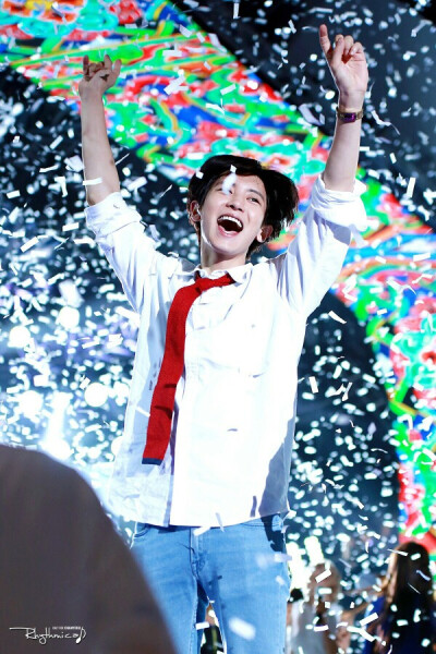 和纸片玩嗨的宝宝