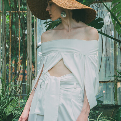 ourhour Resort 2016 白色厚缎V领露背绑带两穿蝴蝶袖短上衣