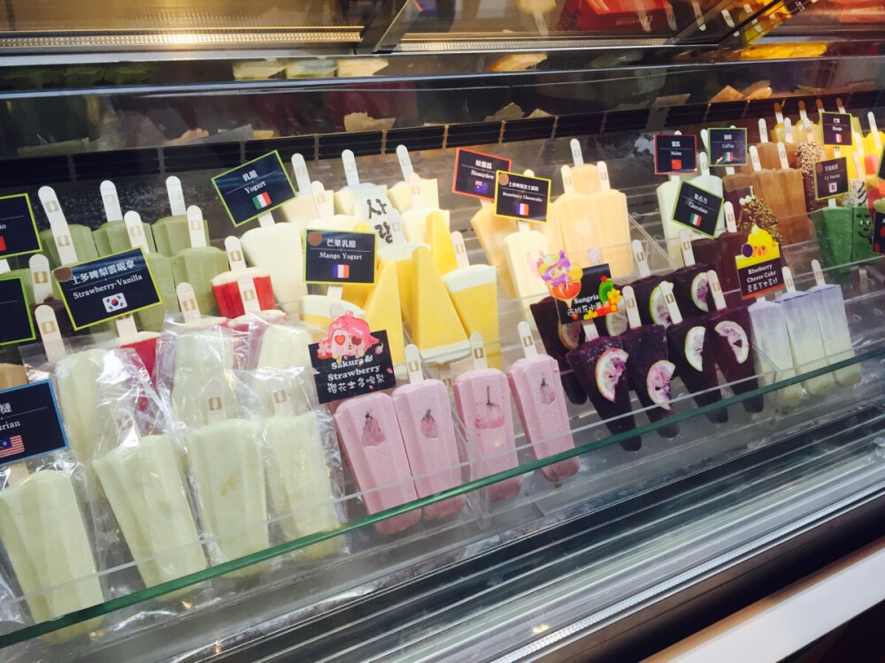 #20160709# #乱步# #香港# #尖沙咀# 和猪猪去香港玩 逛吃逛吃 也是在抹茶冰淇淋隔壁 这堆冰棍太好看啦！好看哭！ 无奈m期不能吃 连抹茶甜筒也只偷抿了几口