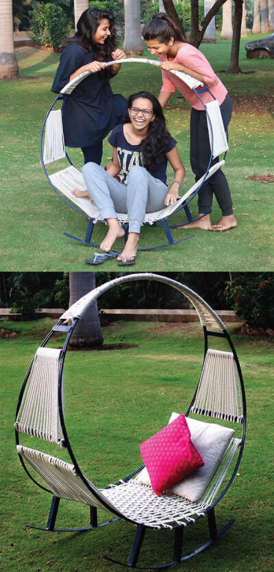 来自印度浦那的学生将摇椅和吊床结合在一起，设计出这款吊床摇椅。她们利用黑铁结构和不同的编织方式，在椅子底端增加了弧形的支撑，使它可以摇晃。椅子的结构是圆形的，看上去就像是一个环形一样。更多精彩设计：ht…