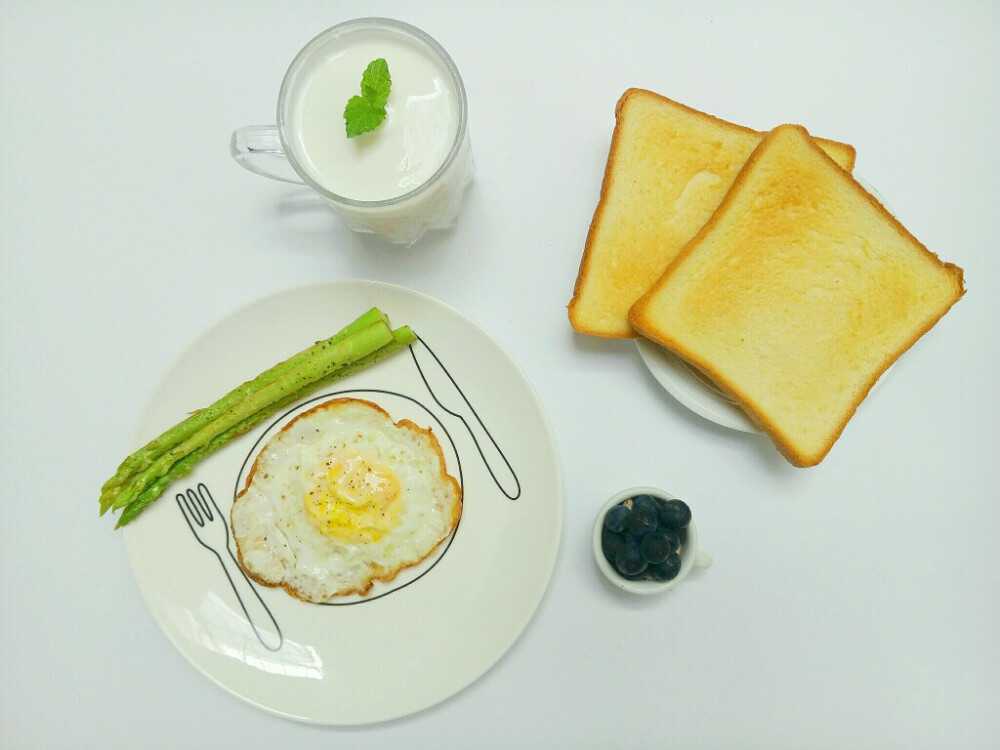 蘆筍+荷包蛋+烤面包片+酸奶燕麥+藍(lán)莓