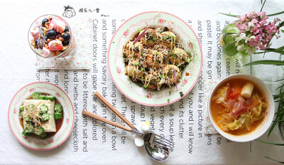 周五早餐：章鱼小丸子+秋葵豆腐+蔬菜土豆浓汤。
昨晚的雨让温度降下来，一夜好眠，早上依旧凉爽，取出新入的模具，来一盘章鱼小丸子，面糊加了山药泥倒进去，放入大颗章鱼丁，洋葱碎，圆白菜，拿着竹签让它们在里面…