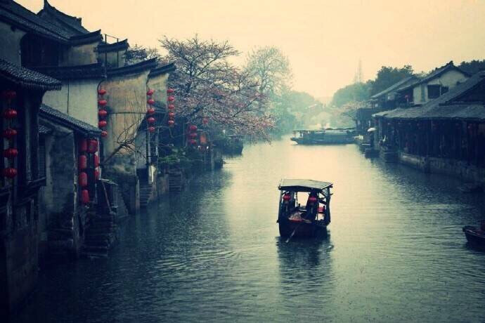 烏篷船，聽雨眠，一蓑煙雨枕江南。