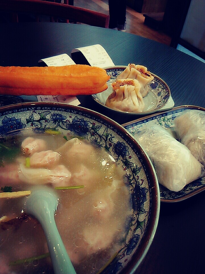 南翔鲜领食府#2
图为里面的主食，不管是油条，小馄饨还是烧卖，都是爸妈小时候的味道……吃的到正宗的上海早餐，还能坐在如此舒适的环境内，听着上海阿姨热心的推荐，真是值了！