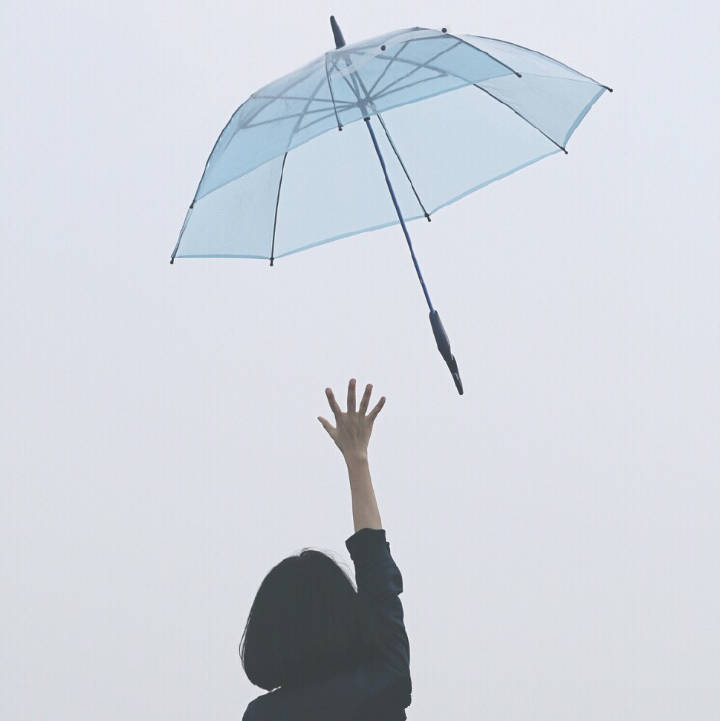 女生打伞图片微信头像图片