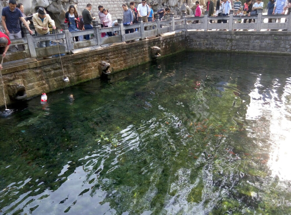 济南.黑虎泉
老济南人最喜欢的泉了，附近的居民拿着水桶接着泉水，生活味十足。