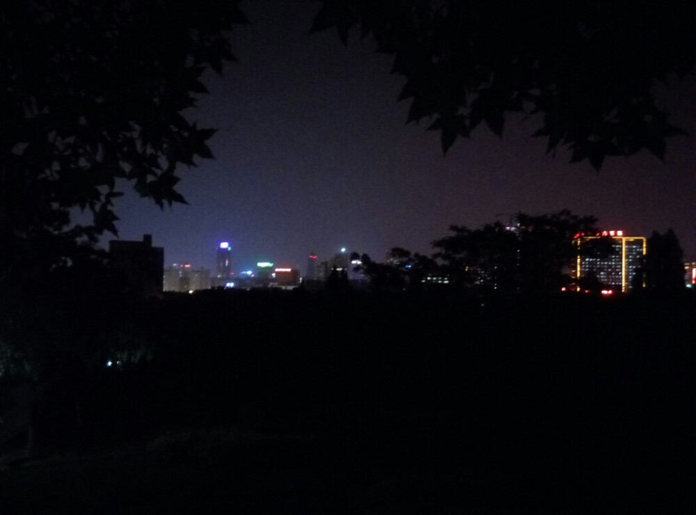 济南.千佛山
夜游千佛山多次，却从来没有像样的照过几张照片，去到半山腰吹吹风，顶是凉爽，跳着广场舞的大妈，打太极的大爷，这都不是旅游景区，只是济南人生活的一部分。