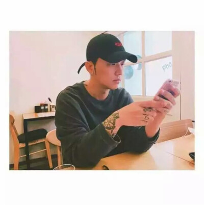 YG王牌制作人KUSH与VIVIAN正在热恋中 男方是在SMTM5里的制作人，女方是少女时代yuri的表妹 祝福~