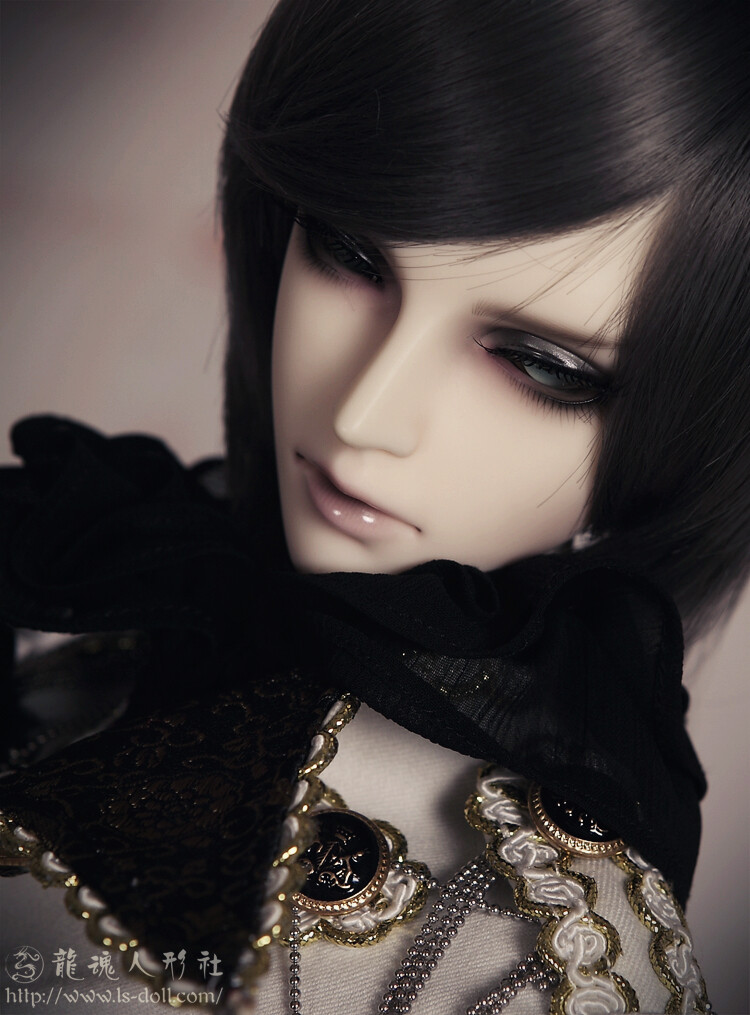 龙魂Bjd
墨烨