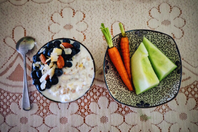 7月16日，晴。一人食·早餐——Overnight oat meal，手指胡萝卜，甜瓜。