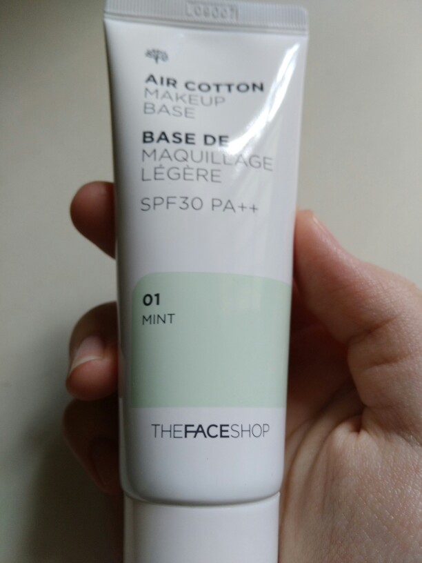 The Face Shop/菲诗小铺植物清透隔离霜绿色
紫色适合偏黄肤色，绿色适合偏红肤色。使用感……不怎么样，难推开。不会回购。