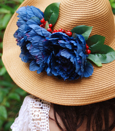 原创设计海边度假蓝色花朵红浆果大檐草帽