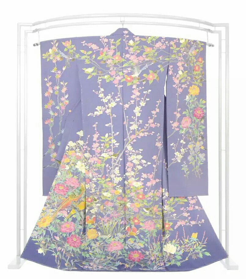 大振袖为正礼服,必入五纹;中振袖为准礼服,可以入三纹或一纹;小振袖则