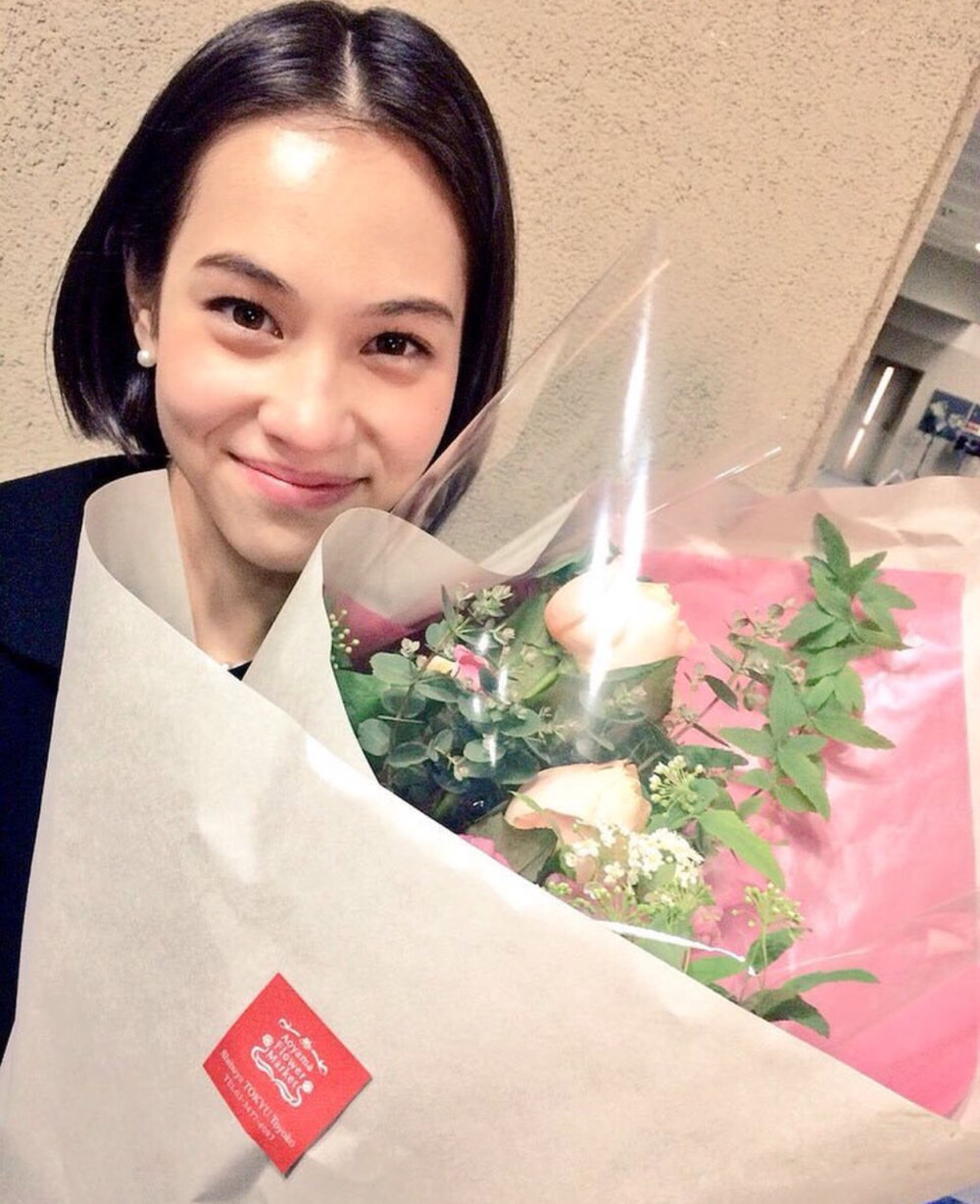 水原希子（Mizuhara Kiko），模特、演员，1990年10月15日出生于美国。2003年水原希子成为时尚杂志《Seventeen》的专属模特，2014年主演电视剧《失恋巧克力职人》，2015年8月出演电影《进击的巨人 ATTACK ON TITAN》。代表作品有《信长协奏曲》、《八重之樱》和《白金数据》等。