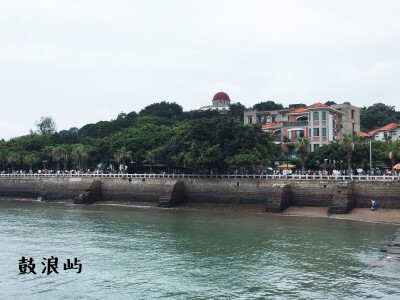 从近海看鼓浪屿，哥特式圆顶建筑透出时代的厚重感。