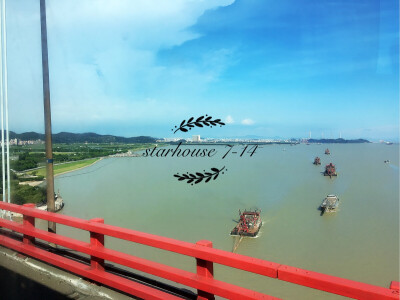 大巴车过虎门大桥时的窗外风景