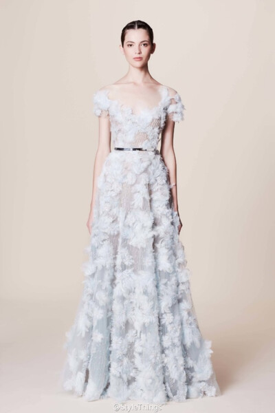 Marchesa Resort 2017 该系列以95年美国电影《赌城风云》为灵感，打造纸醉金迷的夜生活派对造型，浮夸华丽也优雅迷人～