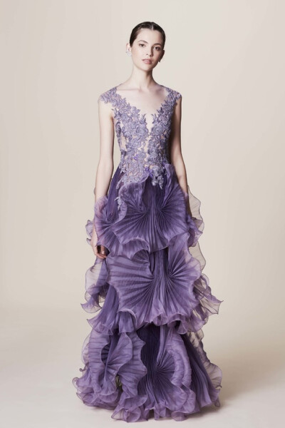 Marchesa Resort 2017 该系列以95年美国电影《赌城风云》为灵感，打造纸醉金迷的夜生活派对造型，浮夸华丽也优雅迷人～