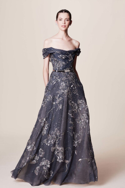 Marchesa Resort 2017 该系列以95年美国电影《赌城风云》为灵感，打造纸醉金迷的夜生活派对造型，浮夸华丽也优雅迷人～