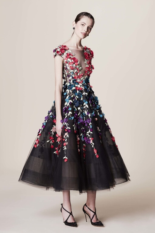 Marchesa Resort 2017 该系列以95年美国电影《赌城风云》为灵感，打造纸醉金迷的夜生活派对造型，浮夸华丽也优雅迷人～