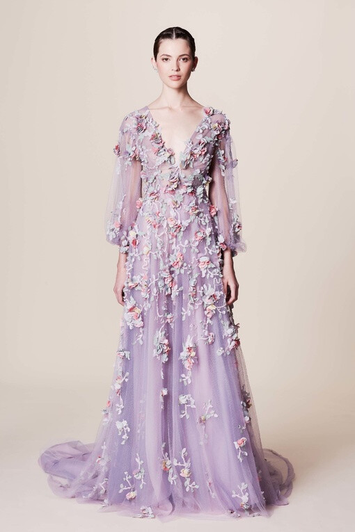 Marchesa Resort 2017 该系列以95年美国电影《赌城风云》为灵感，打造纸醉金迷的夜生活派对造型，浮夸华丽也优雅迷人～