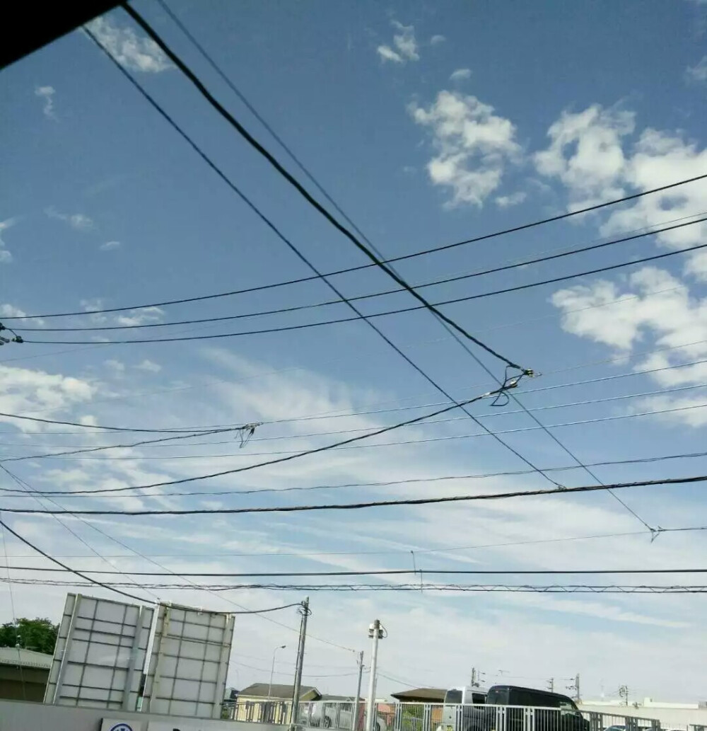 霓虹的天空。