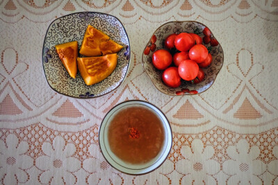 7月17日，晴。一人食·早餐——藕粉配桂花酱，蒸南瓜，圣女果。