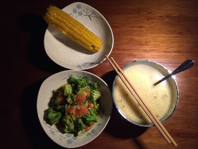 #Mr Hao's supper#和老公吵架。吃完这顿饭，接着刚才的继续吵。7.18晚：番茄西兰花+蒸甜玉米+小米绿豆粥