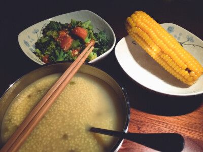 #Mr Hao's supper#和老公吵架。吃完这顿饭，接着刚才的继续吵。7.18晚：番茄西兰花+蒸甜玉米+小米绿豆粥