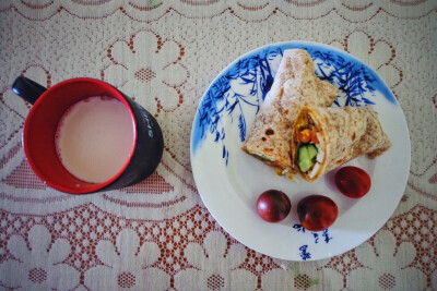 7月19日，晴。一人食·早餐——全麦卷饼，牛奶。