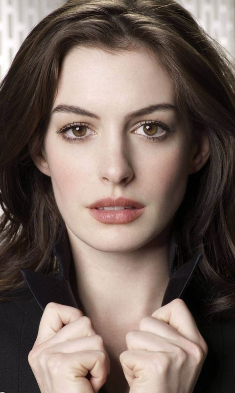 3.安妮·海瑟薇（Anne Hathaway）
拥有法国、爱尔兰、以色列、德国和美国原住民血统。
她拥有灿烂明媚的笑容和高雅端正的气质，还带有一点点的调皮可爱，被誉为“茱莉亚·罗伯茨和奥黛丽·赫本”的综合体。
