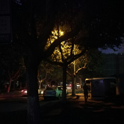 青岛晚上的街道。