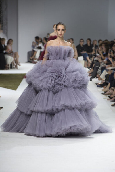 Giambattista Valli 2016 秋冬高级定制系列 展现了浓厚的新古典风格主义色彩～