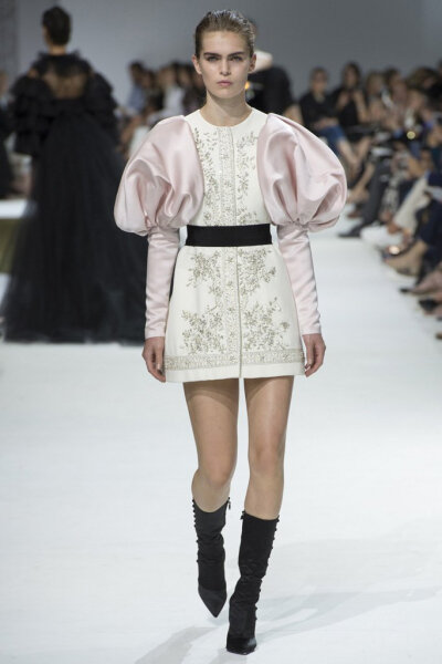 Giambattista Valli 2016 秋冬高级定制系列 展现了浓厚的新古典风格主义色彩～